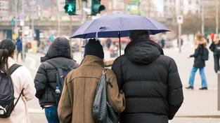 Fußgänger mit Regenschirmen (Foto: IMAGO / Michael Gstettenbauer)