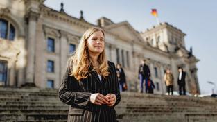 Josephine Ortleb vor dem Deutschen Bundestag (Foto: IMAGO / photothek / Florian Gärtner)