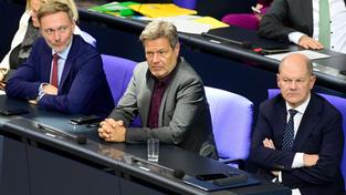 Christian Lindner, Robert Habeck und Olaf Scholz in der 193. Sitzung des Deutschen Bundestages im Reichstagsgebäude. (Foto: IMAGO / Future Image)