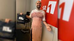SR 1 Moderator Marc-André mit Ü-Kleid aus einer Mystery Box (Foto: SR)
