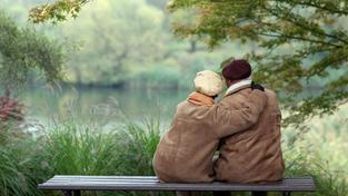 Liebe im Alter (Foto: picture alliance / dpa | Patrick Pleul)