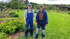 Harald Hofmann (l.) und Paul Petry (r.) von den Garten- und Rosenfreunden in Welschbach (Foto: SR/Corinna Kern)
