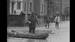 Hochwasser 1970: Ein Mann steht neben einem Schlauchboot im Wasser. (Foto: SR)