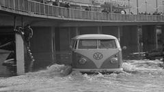 Ein VW-Bus im Hochwasser unter der Berliner Promenade (Foto: SR)