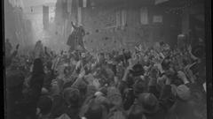 Saarbrücken, Volksabstimmung 1935, ein Filmteam auf dem Dach eines Autos animiert die jubelnde Menge zum Zeigen des Hitlergrußes nach der Bekanntgabe der Wahlergebnisse. (Foto: Landesarchiv des Saarlandes)