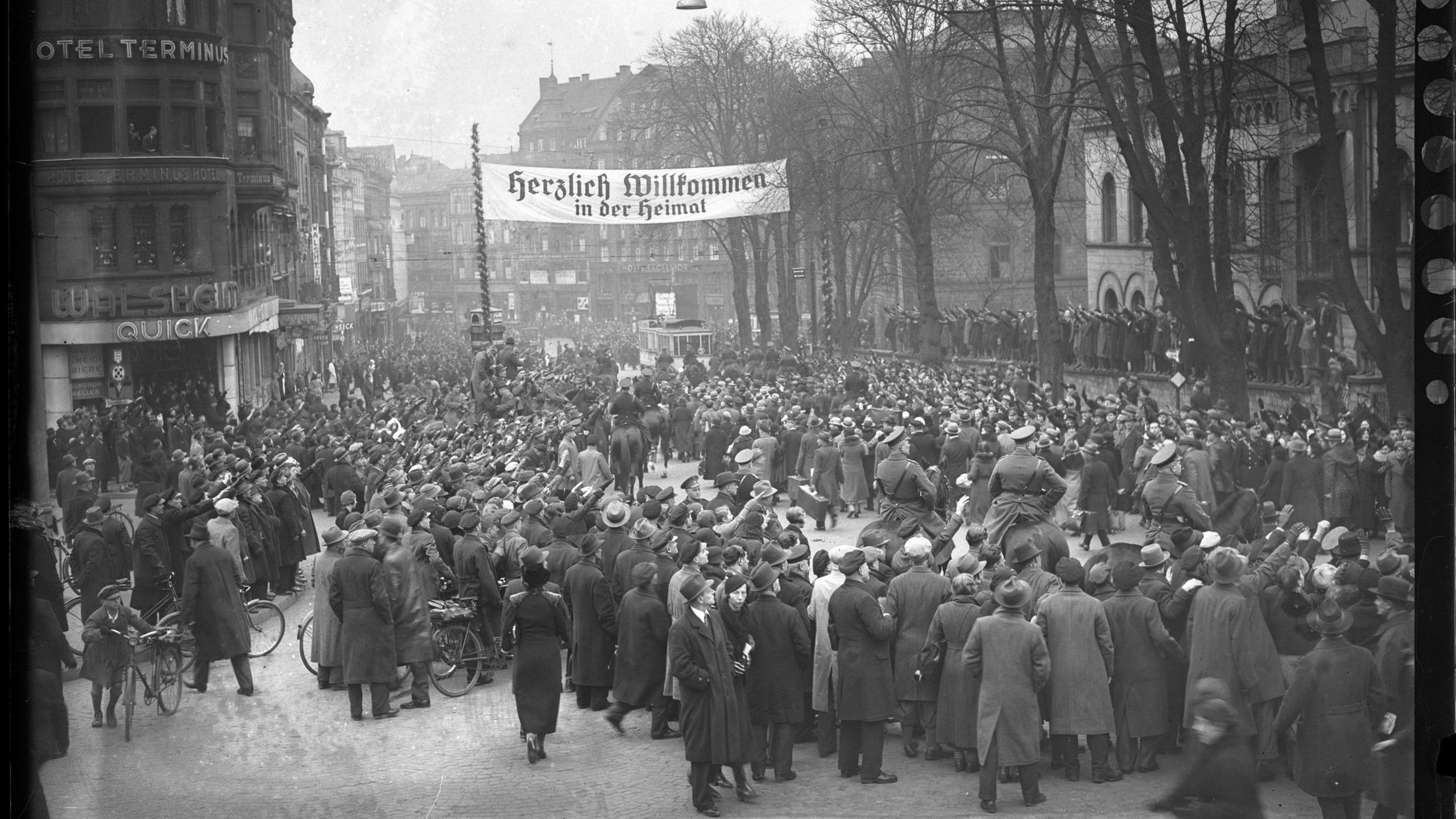 Eine Menschenmenge begrüßt Saarländer, die im Reich oder im Ausland leben, zur Abstimmung in Saarbrücken (Foto: Landesarchiv des Saarlandes)