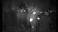 Saarbrücken, Wähler bilden lange Schlangen vor einem Wahllokal im Rathaus St. Johann am Tag der Volksabstimmung (Foto: Landesarchiv des Saarlandes)