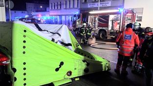 Ein Sprungpolster der Feuerwehr steht neben mehreren Einsatzwagen mit Blaulicht bei einem Brand in Wiebelskirchen (Foto: Thorsten Kremers)