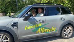 Michael Friemel im Fahrschulauto mit Fahrlehrerin Susanne (Foto: SR)