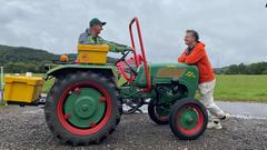 Michael Friemel vor dem Trecker seines Namensvetters Michael in Beeden (Foto: SR)