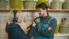 Ü-Wagen-Reporterin Dorothee Scharner und Nils vom Obst- und Gartenbauverein (Foto: Jonas Kammer)