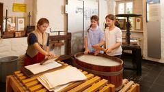 Kinder lernen im Zeitungsmuseum etwa, wie man Papier schöpft ... (Foto: Deutsches Zeitungsmuseum Wadgassen / Tom Gundelwein)