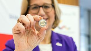 Ministerpräsidentin Anke Rehlinger stellt eine neue Sonderedition der Zwei-Euro-Münze mit Saarschleifenmotiv vor (Foto: Pressefoto / Staatskanzlei Saarland)