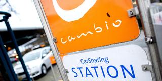 Ein Schild mit der Aufschrift «CarSharing Station» steht an einem Parkplatz, der für Fahrzeuge des Anbieters Cambio reserviert ist (Foto: picture alliance/dpa | Hauke-Christian Dittrich)