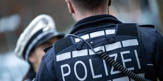 Eine Polizistin und ihr Kollege in Uniform bei einem Einsatz (Foto: picture alliance/dpa | Marijan Murat)