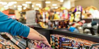 Jemand greift im Supermarkt nach einer Packung Feuerwerkskörper (Foto: picture alliance/dpa | Frank Hammerschmidt)