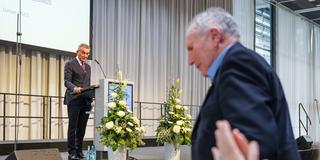 AfD-Fraktionschef Josef Dörr verlässt den Saal, nachdem Michel Friedman vor der AfD warnt (Foto: picture alliance/dpa | Oliver Dietze)