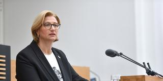 Ministerpräsidentin Anke Rehlinger (SPD) spricht im Landtag (Foto: BeckerBredel)