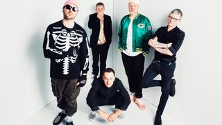 Die 5 Bandmitglieder der Beatsteaks stehen vor weißem Hintergrund und gucken in die Kamera. (Foto: BEATSTEAKS (Pressefotos))