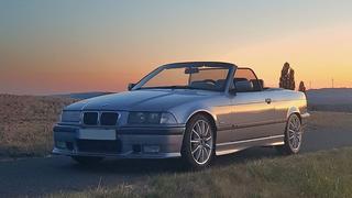 Ein geparktes graues BMW E36 Cabrio beim Sonnenuntergang. (Foto: Max aus Büschfeld)