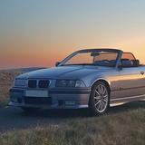 Ein geparktes graues BMW E36 Cabrio beim Sonnenuntergang. (Foto: Max aus Büschfeld)