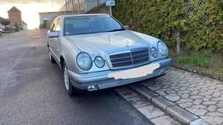 Ein silberner Mercedes E200 (Foto: Emily aus Düppenweiler.)