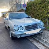 Ein silberner Mercedes E200 (Foto: Emily aus Düppenweiler.)