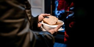 Jemand bekommt einw armes Essen überreicht.  (Foto: picture alliance/dpa | Fabian Strauch)