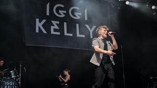Ein Sänger auf der Bühne. Im Hintergrund steht groß der Name "Iggy Kelly". (Foto: Dirk Guldner)