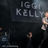Ein Sänger auf der Bühne. Im Hintergrund steht groß der Name "Iggy Kelly". (Foto: Dirk Guldner)