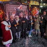 Das Team vom Architektenbüro in Eppelborn steht gemeinsam mit dem UNSERDING Team vor'm Weihnachtsmobil mit Glühwein. (Foto: UNSERDING)