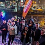 Das Team vom Architektenbüro in Eppelborn steht gemeinsam mit dem UNSERDING Team vor'm Weihnachtsmobil mit Glühwein. (Foto: UNSERDING)