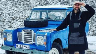 Moderator Franz steht im Schnee neben seinem blauen Land Rover Geländewagen. (Foto: Franz Johann (SR))