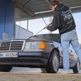 Moderator Franz wäscht seinen schwarzen Mercedes Benz W124. (Foto: Franz Johann (SR))