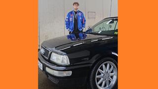 Moderator Franz steht neben seinem schwarzen Audi Cabriolet Typ 89. (Foto: Franz Johann (SR))