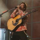 Ein Mann mit Gitarre singt auf der Bühne. (Foto: MxM Photo)