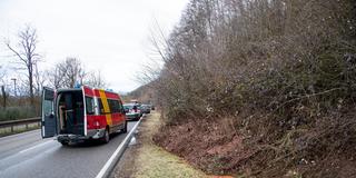 An der B51 bei Völklingen ist ein Hang abgerutscht. (Foto: BeckerBredel)