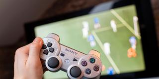 eSport - Ein Fußball-Spiel wird auf der Playstation gespielt.  (Foto: Imago/Wedel/Kirchner-Media)