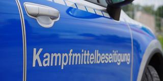 Symboldbild: Kampfmittelräumdienst, Bombenräumung. Schriftzug "Kampfmittelbeseitiung" auf einem Fahrzeug. (Foto: IMAGO / Die Videomanufaktur)