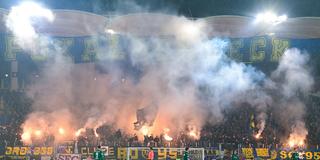 Fans des 1. FC Saarbrücken zünden Pyrotechnik während des Pokalspiels im Ludwigspark (Foto: IMAGO / eu-images)