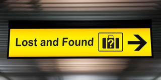 Wegweiser am Flughafen zum "Lost and Found Schalter"  (Foto: IMAGO / YAY Images)