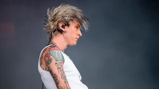 Sänger Machine Gun Kelly ist in weißem Top zu sehen, auf seinem rechten Arm- und Schulterbereich sieht man die vier Tattoos seiner Heimat Cleveland. (Foto: DPA)