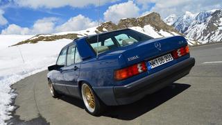 Ein dunkelblauer Mercedes auf der Fahrt durch die Berge. (Foto: Marco aus Eppelborn)