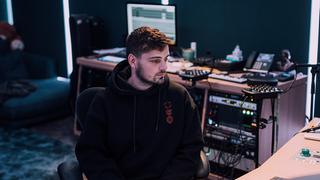 Martin Garrix sitzt in einem Studio und schaut seitlich auf einen Bildschirm. (Foto: Presse)