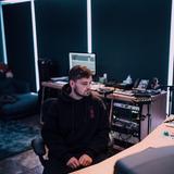 Martin Garrix sitzt in einem Studio und schaut seitlich auf einen Bildschirm. (Foto: Presse)