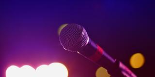 Mikrofon auf der Bühne (Foto: pixabay/cc0)