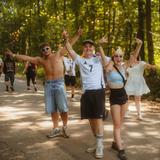 Eine gruppe junger Leute steht auf einem Waldweg und posen zur Kamera. (Foto: MXM Photo)