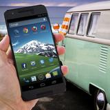 Jemand hält ein Handy vor einem Campingbus in der Hand (Foto: pixabay.com)